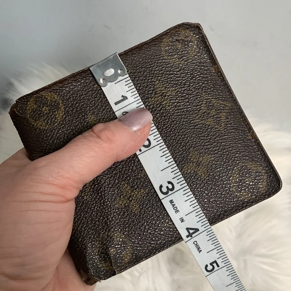Authentic Louis Vuitton men’s bilfold monogram wallet